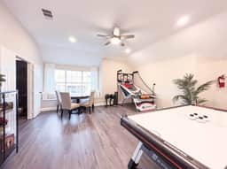 7BR Luxury Home 15 Min to Universal Studios - Home Theater, Game Room, Sleeps 16