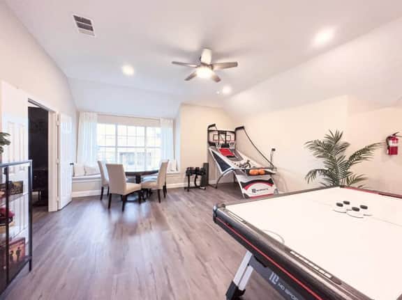 7BR Luxury Home 15 Min to Universal Studios - Home Theater, Game Room, Sleeps 16